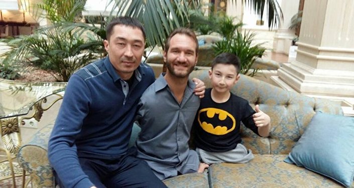 Казахстанский школьник Али Турганбеков, родившийся без ног, встретился с Ником Вуйчичем