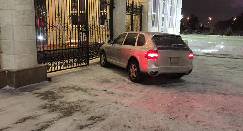 Нетрезвый полицейский на Порше Cayenne протаранил забор резиденции Назарбаева