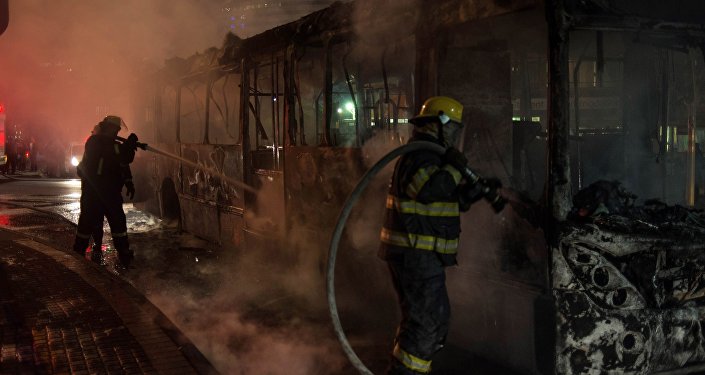 Пожарные тушат горящий автобус, иллюстративное фото