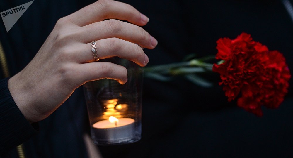 Цветы и свеча, архивное фото