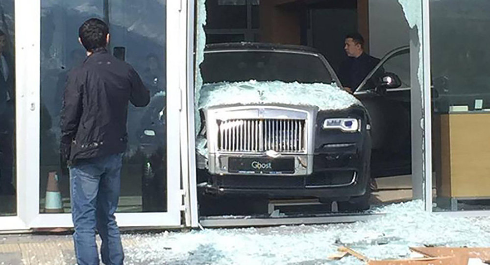 Разбившего витрину на Rolls-Royce отправили в психлечебницу