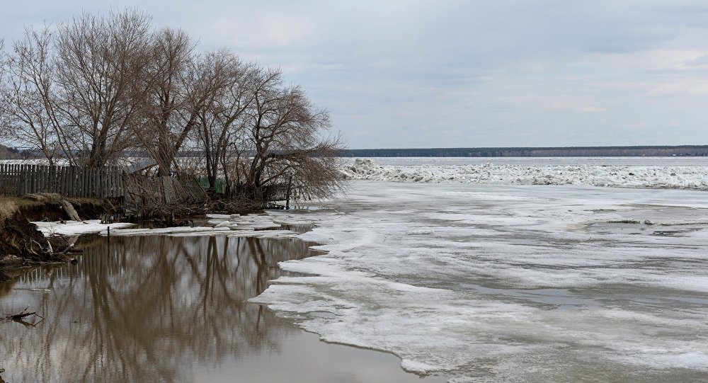 Река, покрытая льдом, архивное фото