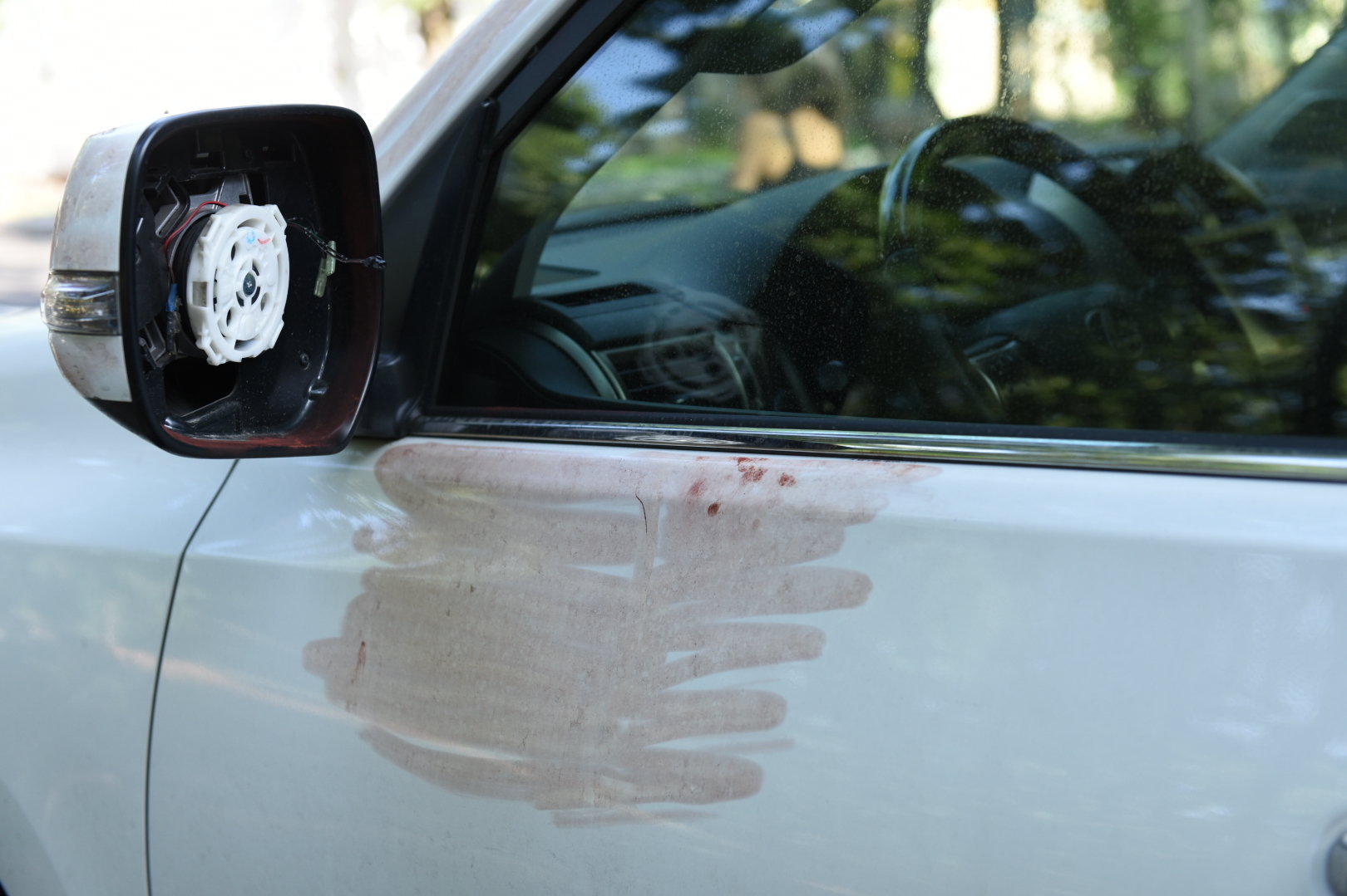 Автомобиль Дениса Тена со снятыми зеркалами. Фото с места трагедии.