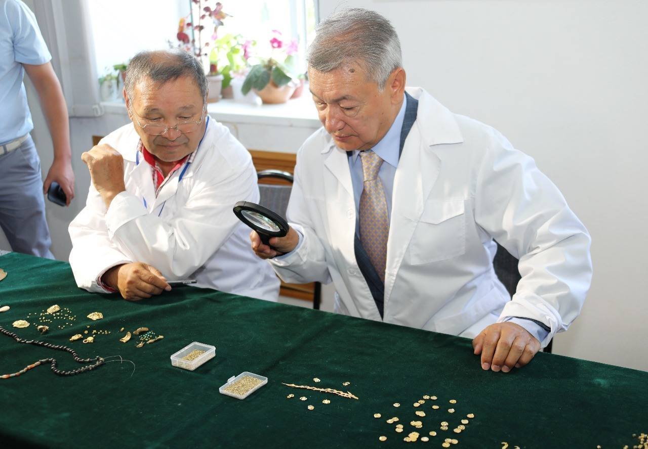 Известный казахстанский археолог Зейнолла Самашев (слева) презентовал главе региона Даниалу Ахметову уникальные находки
