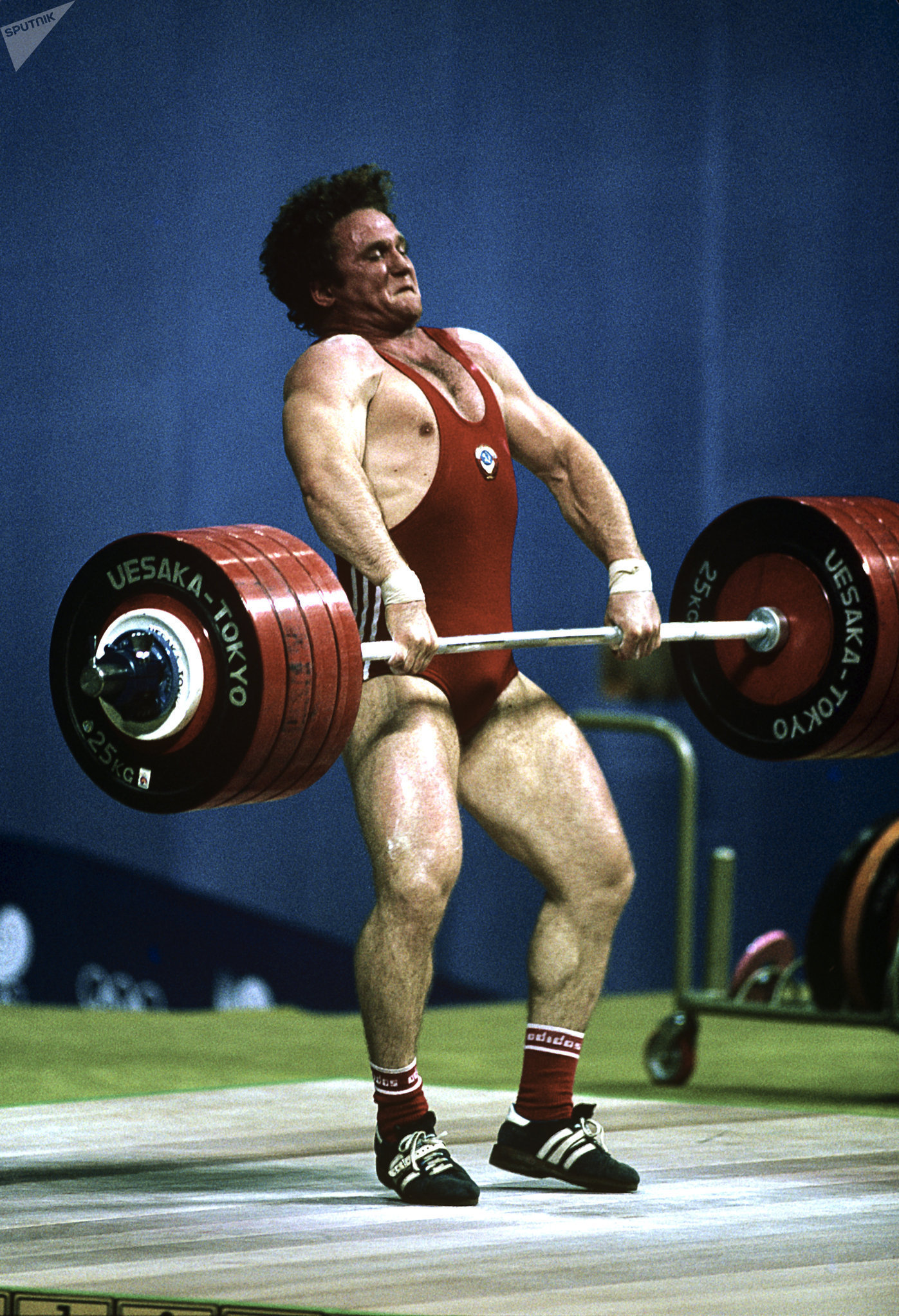 Тяжелоатлет Анатолий Храпатый во время  XXIV Олимпийских игр