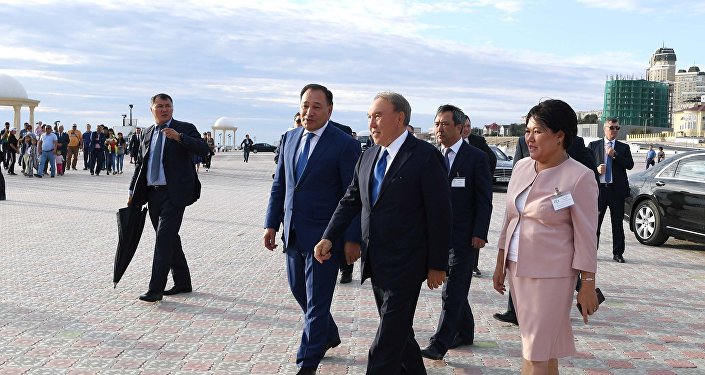 Нурсултан Назарбаев посетил новую набережную в Актау и смотрел амфитеатр под открытым небом