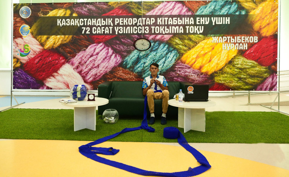 Нурлан Жартыбеков за 72 часа связал шерстяной шарф длиной 43 метра