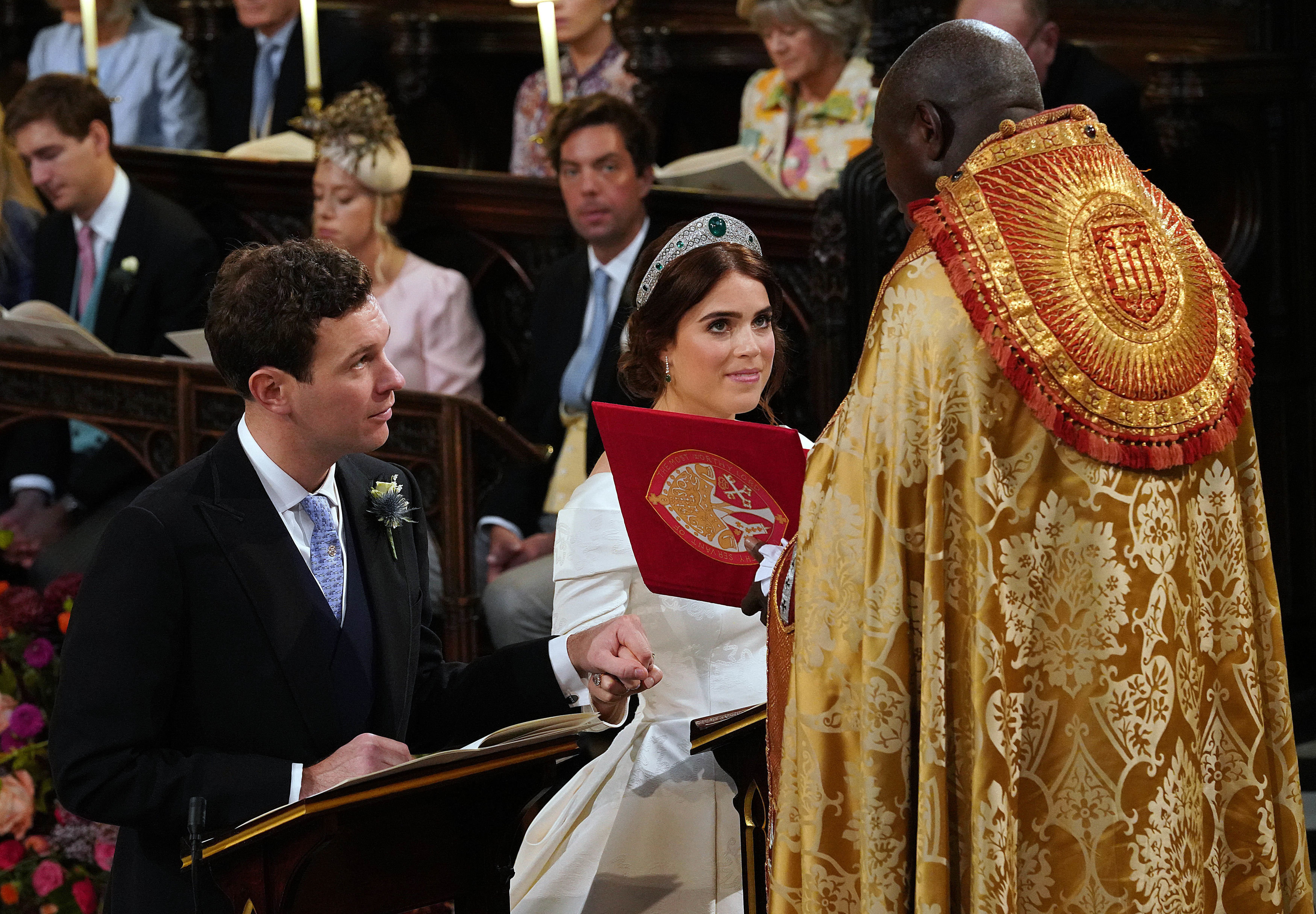 Британская принцесса Евгения из Йорка и Джек Бруксбанк колени перед алтарем во время их свадебной церемонии в часовне Святого Георгия