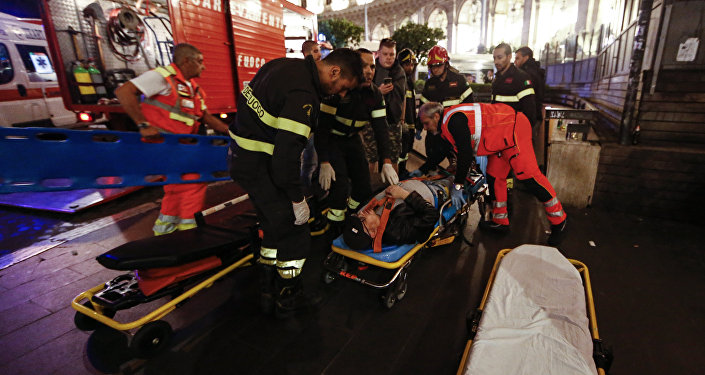 Спасатели оказывают помощь пострадавшим на станции метро Repubblica в Риме