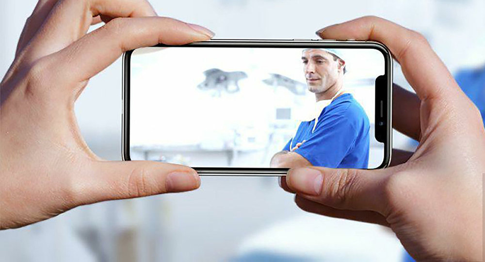 Пациент фотографирует доктора на камеру мобильного телефона, иллюстративное фото