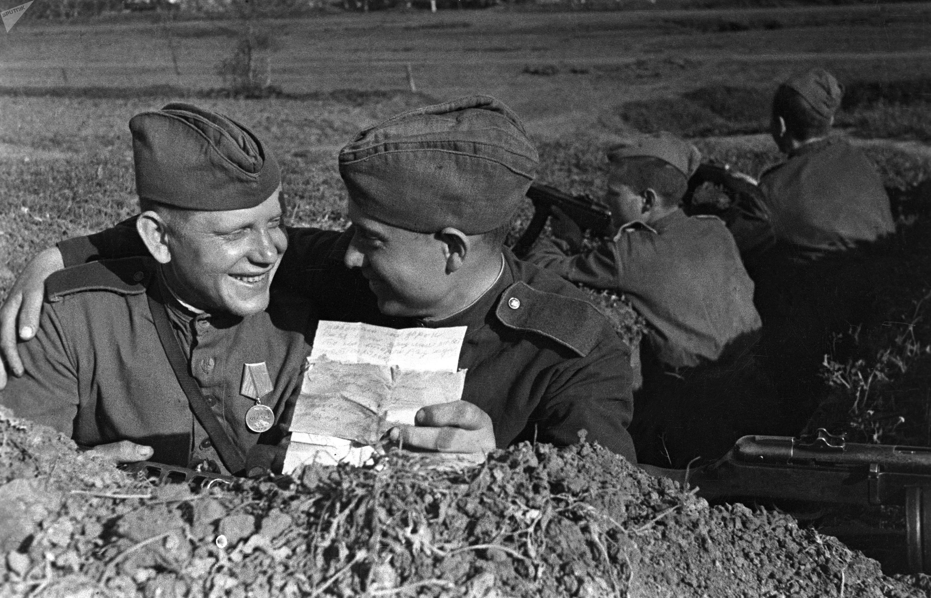 Солдаты в окопе читают письмо от родных, 1944 год