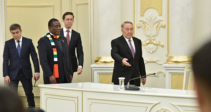 Зимбабве президенті Эммерсон Мнангагва мен Қазақстан басшысы Нұрсұлтан Назарбаев Ақордадағы кездесу кезінде