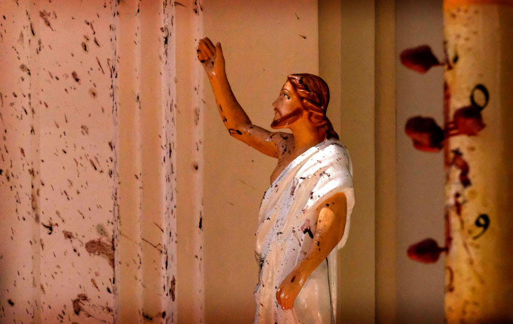 Пятна крови на статуе Иисуса Христа в церкви Святого Себастьяна после взрыва в Негомбо, к северу от Коломбо (21 апреля 2019). Шри-Ланка