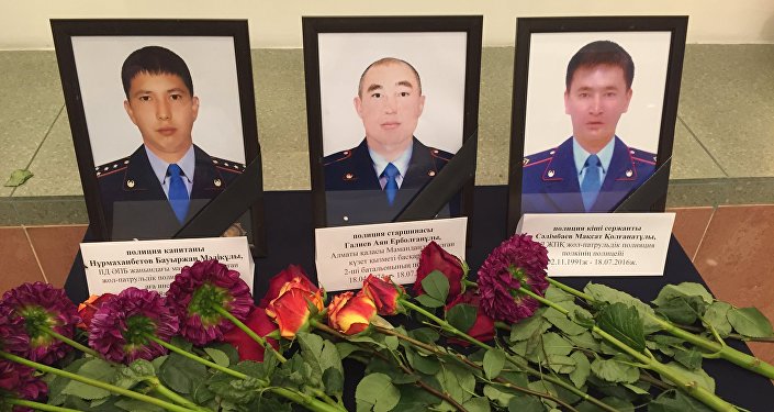 Траурное мероприятие в память о погибших при теракте в Алматы полицейских